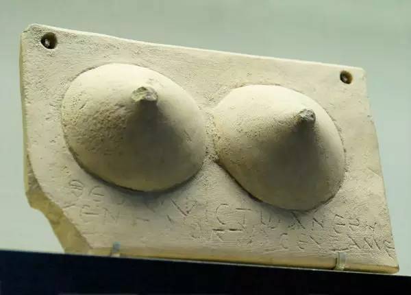 带有乳房形状的还愿牌.jpeg